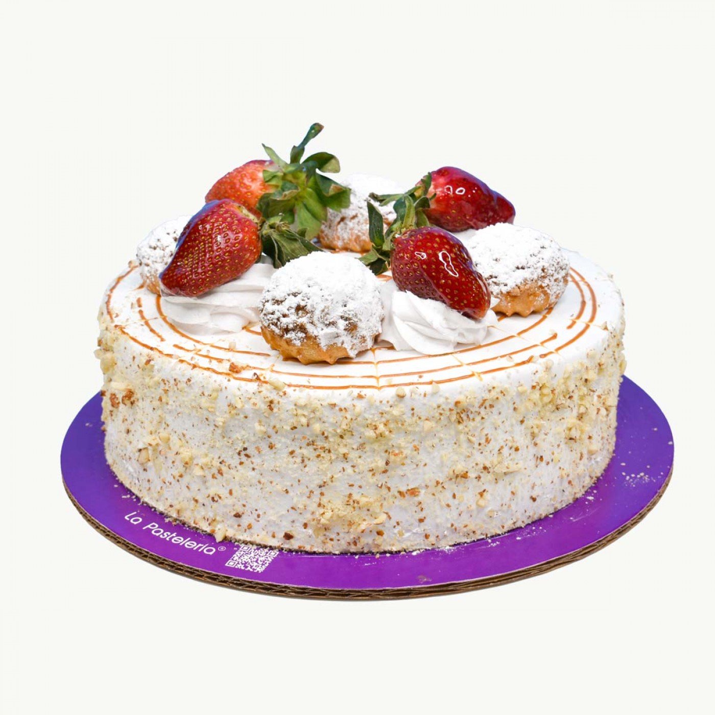 pastel cubierto de hojaldre y decorado con puff y fresas