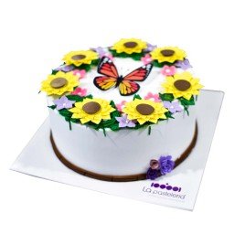 pastel de girasoles y mariposa de papel 